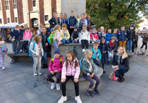 Grupowe zdjęcie pierwszaków przy pomniku Kopernika.
